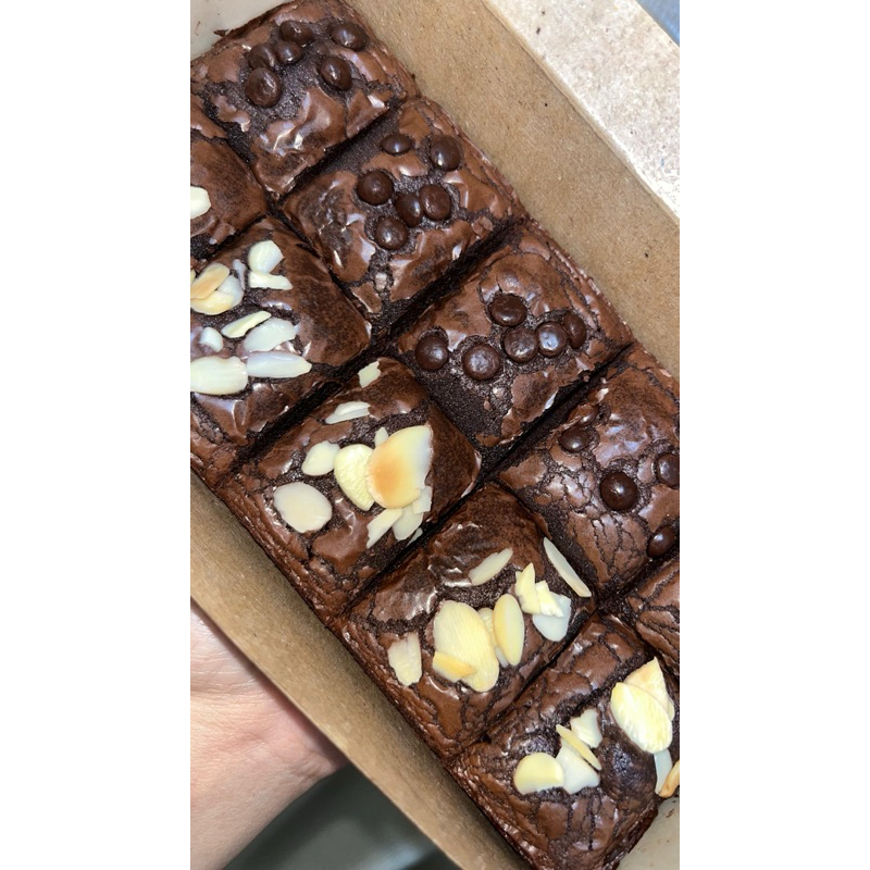 

FUDGY BROWNIES COKELAT UKURAN 20cm x 10cm