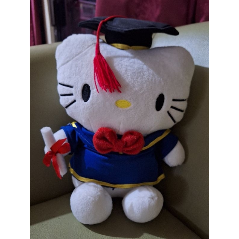boneka hello kitty wisuda