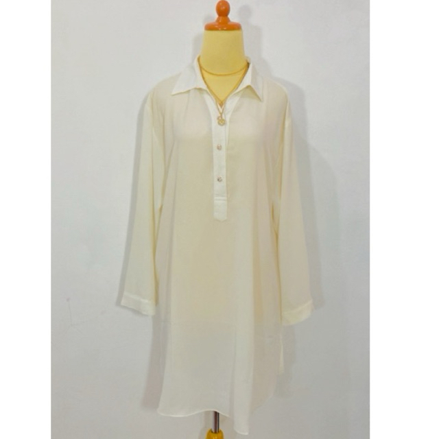 Atasan wanita kemeja model tunik oversize motif polos basic bahan loose polyester warna putih tulang