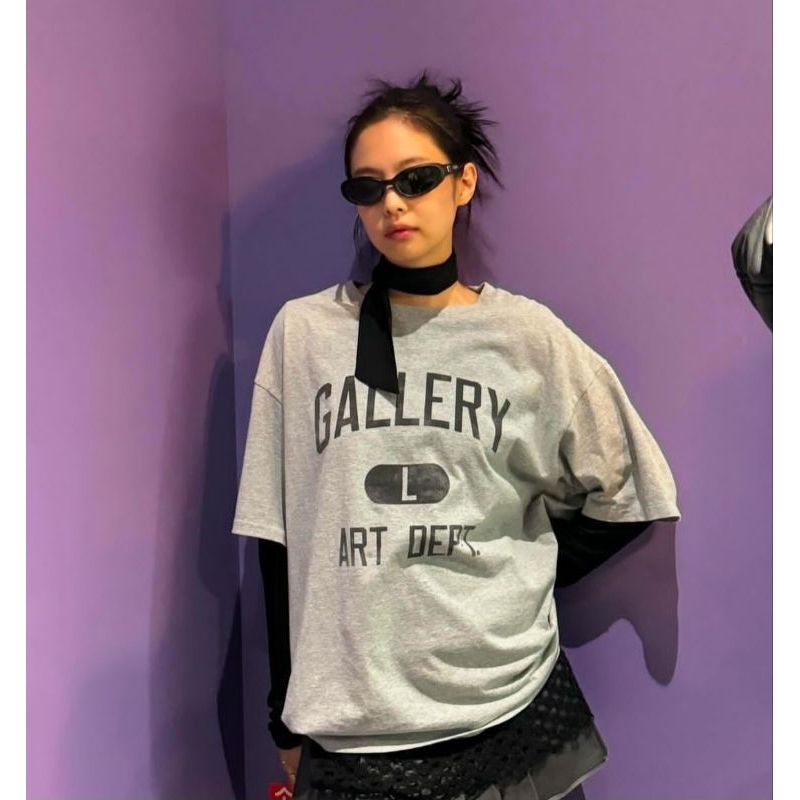 [BACA DESKRIPSI] TSHIRT GALLERY JENNIE BLACKPINK / TSHIRT JENNIE SPOT ZICO / TSHIRT JENNIE GALLERY L