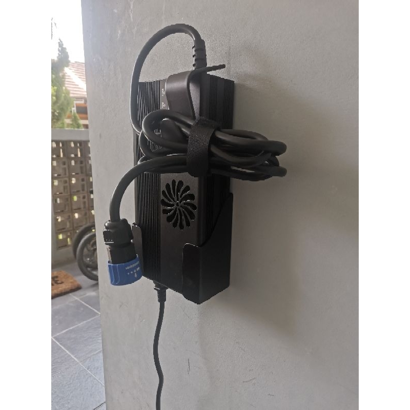 Bracket charger motor listrik Polytron Fox
