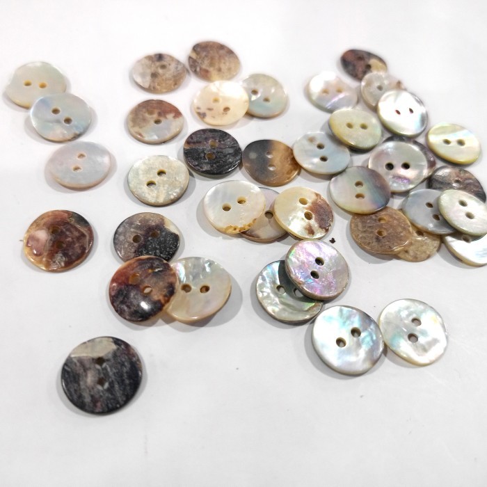 Kancing Kerang Hitam Lubang 2 Ukuran 1.3cm / Kancing Baju / Kancing Per Bungkus Isi 100pcs