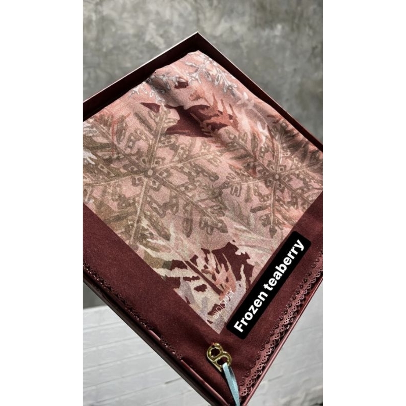 Buttonscarves Frozen - mirage