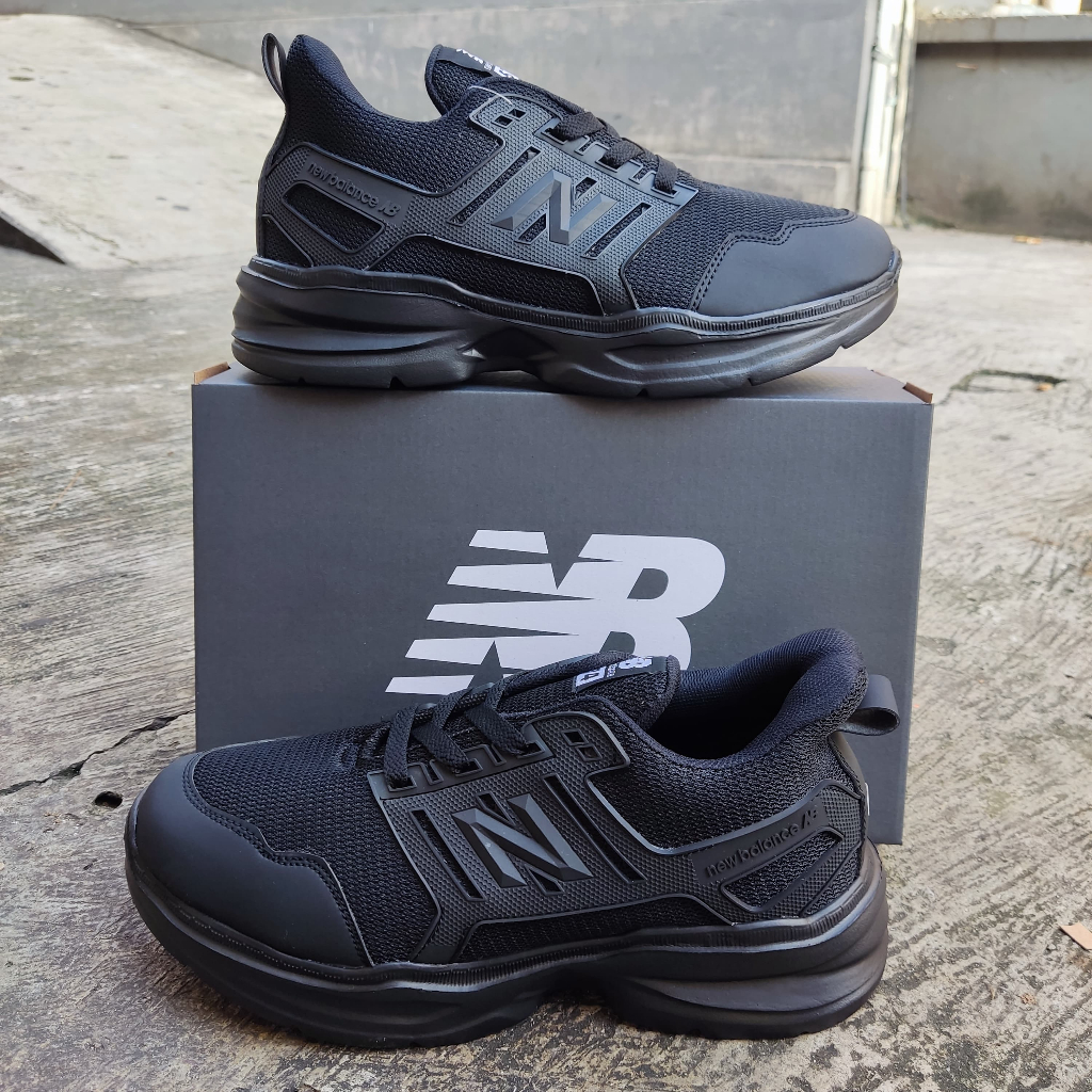 STOK TERBATAS sneakers model running sport warna full hitam bisa di pakai untuk sepatu sekolah pria 