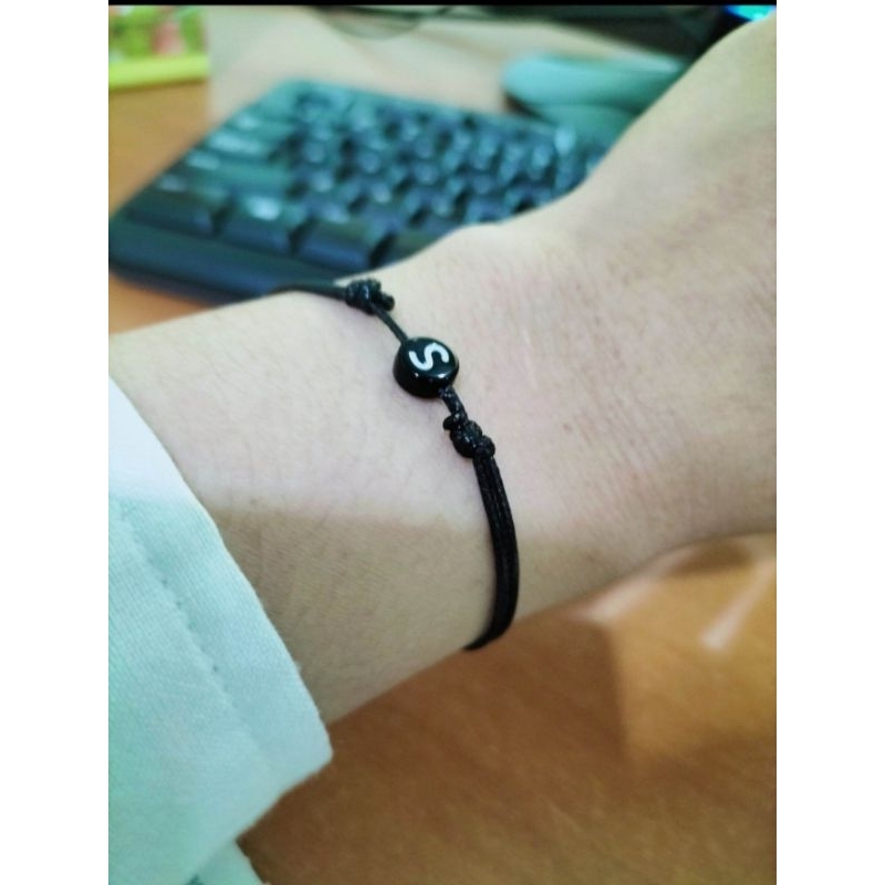Gelang Tali Hitam custom Inisial Huruf bulat pipih/ Gelang Couple