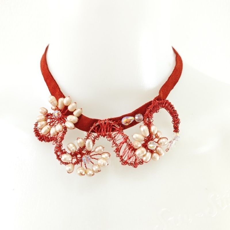 Choker merah hias bunga mutiara peach (wire art red choker with fresh water pearls)