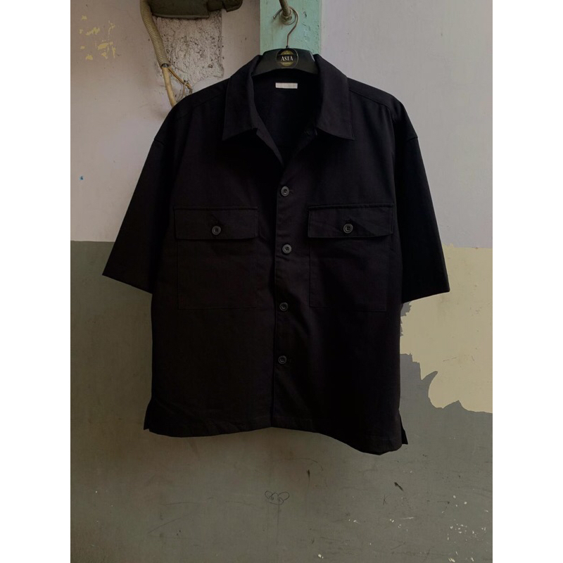 kemeja GU black 2pocket opencollar preloved