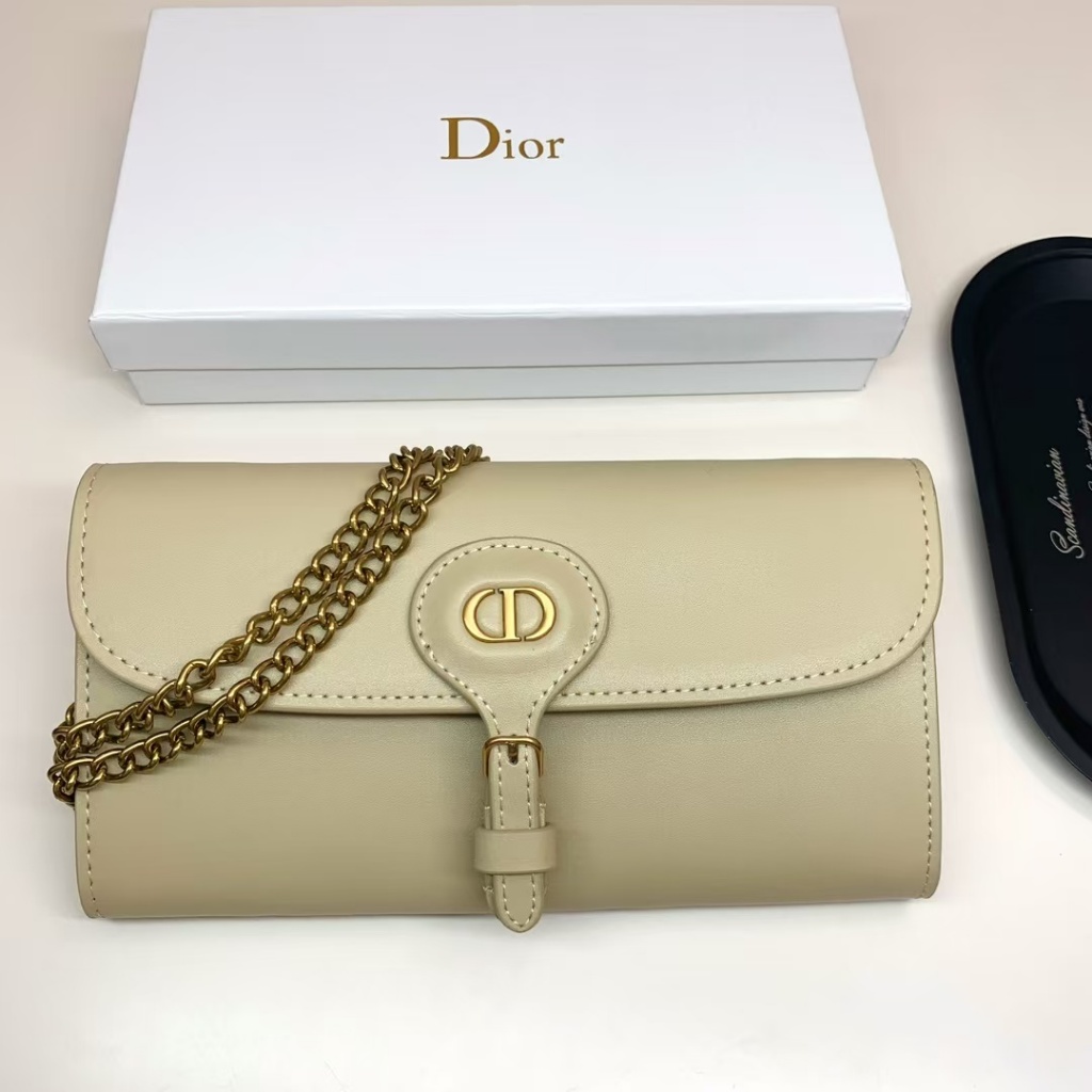 Tas wanita dalam rantai Dior, tasnya kulit modus, dompet, tasnya satu bahu.