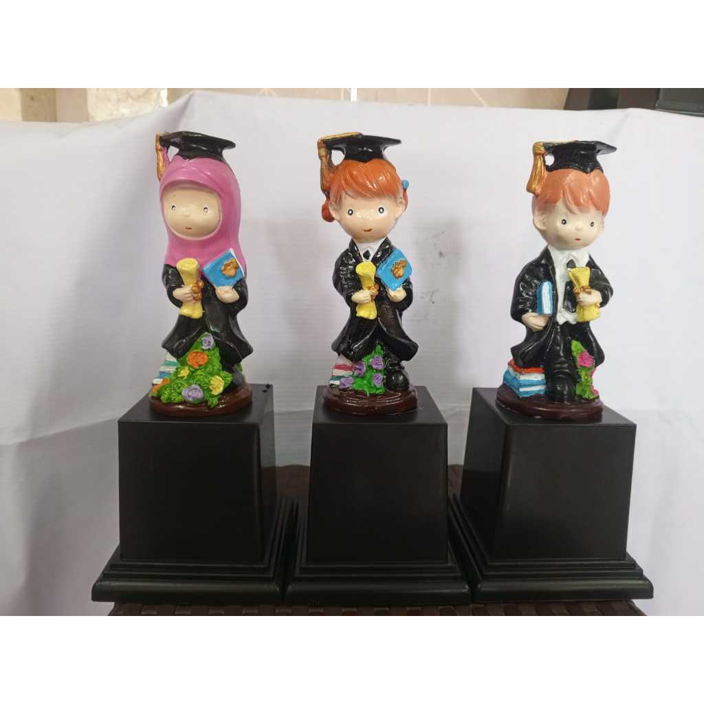 BONEKA WISUDA, PATUNG WISUDA, PIALA WISUDA