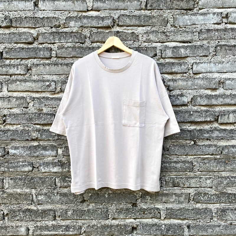KAOS GU UNIQLO POCKET OVERSIZED