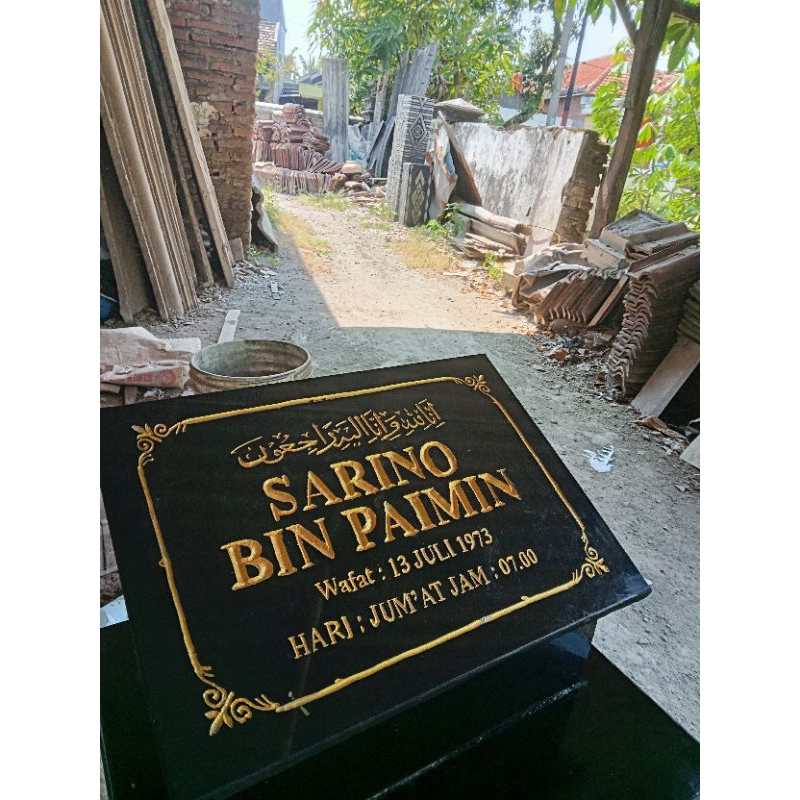 maesan batu nisan ukir