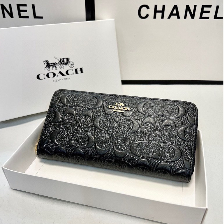 Coach’s counter version of the original cowhide leather counter’s new favorite women’s shoulder bag,