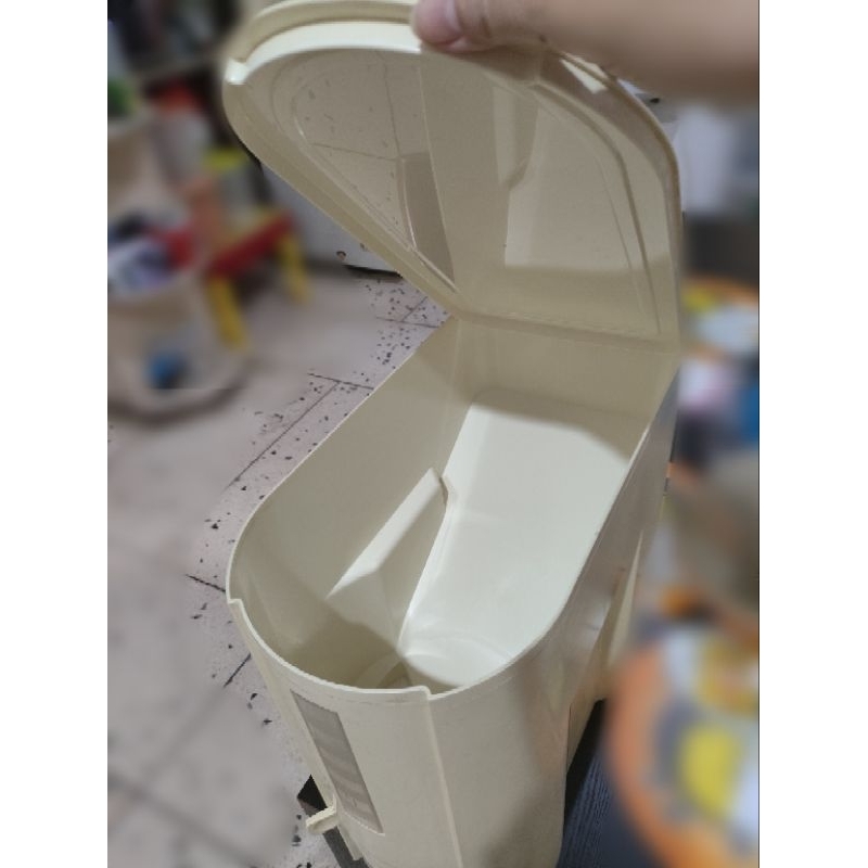 Tempat beras Tupperware