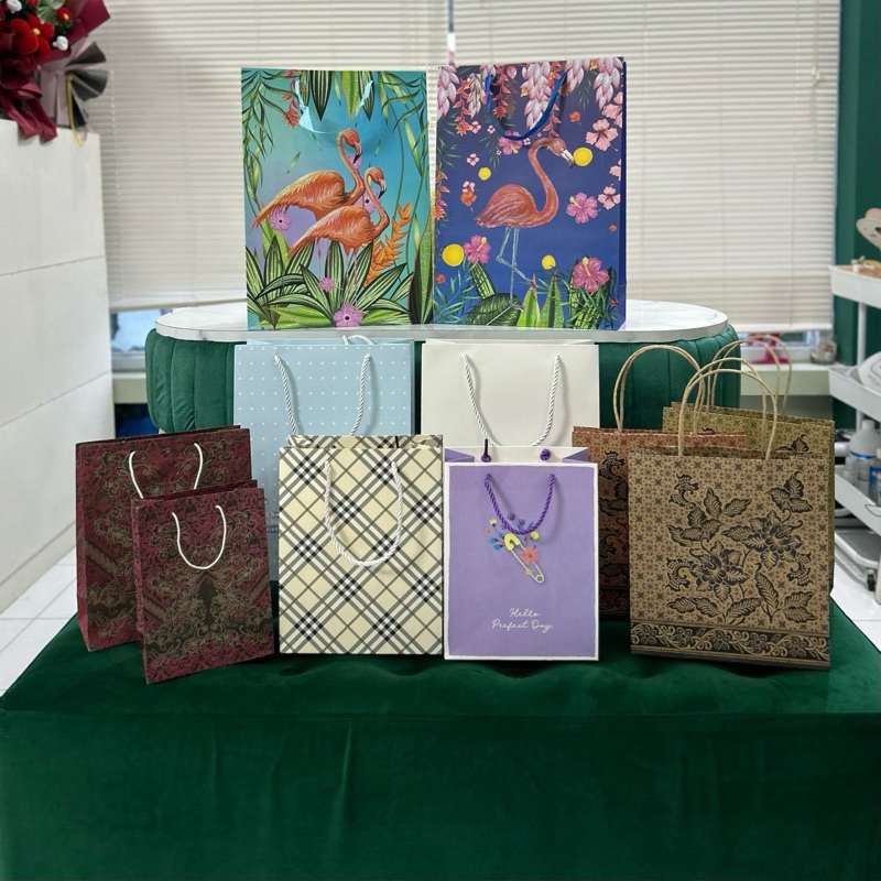 

Paperbag Paper Bag Kertas Jinjing Untuk Kado - Motif Batik - Flamingo - Besar - Kecil - Medium