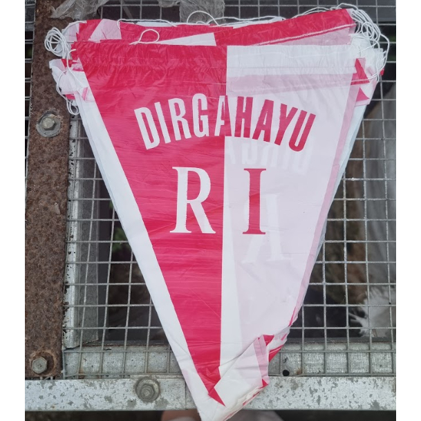 Bendera plastik hut ri /bendera segitiga plastik rentengan free tali