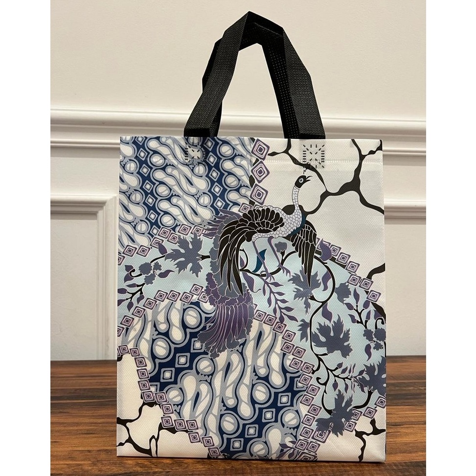 

Promo Mingguan LUSINAN TAS GOODIEBAG LAMINASI BATIK NUSANTARA TAS SPUNBOND HAMPERS SOUVENIR Eceran Standing Box