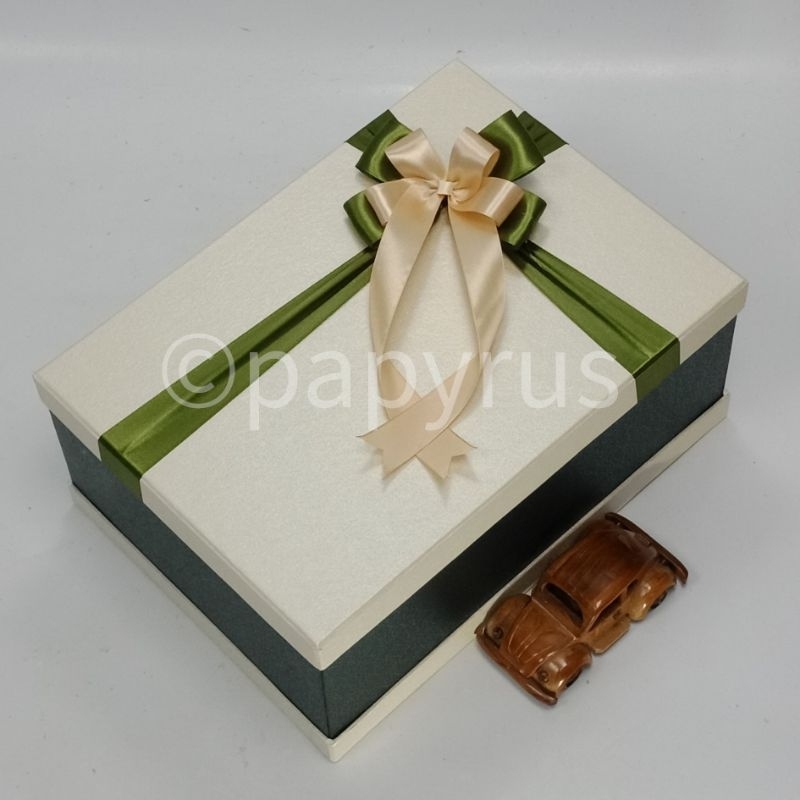 

PAPYRUS Sandwich 25x35 Tinggi 15cm Kotak Kado Gift Box V2