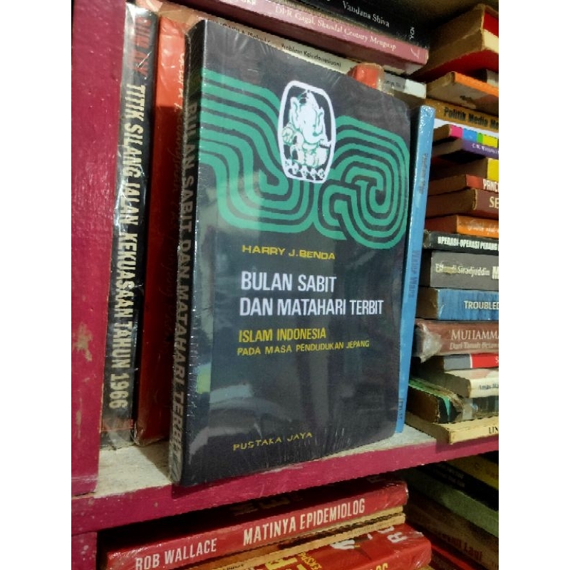 Bulan Sabit dan Matahari Terbit : Islam Indonesia Pada Masa Pendudukan Jepang - Harry J. Benda NUPY