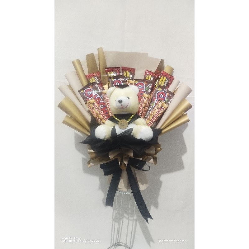 Buket Snack dengan Boneka Wisuda