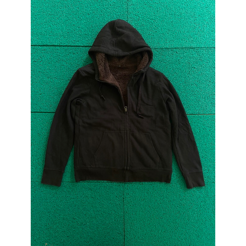 sherpa uniqlo hitam