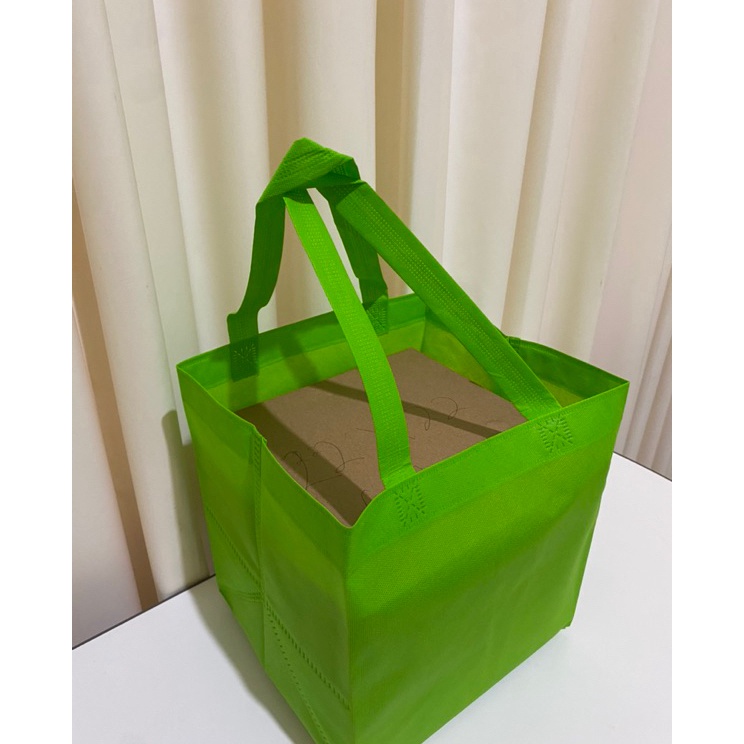 

Stok Banyak 1 LUSIN 12 PCS GOODIEBAG TAS HAJATAN 25x25 TINGGI 28 CM TAS NASI BOX TAS WALIMAHAN TAS AQIQAHAN TAS SEMINAR TAS SOUVENIR TAS SPUNBOND TAS RAMAH LINGKUNGAN