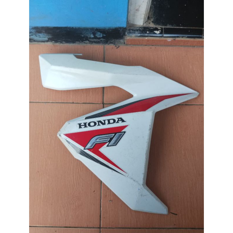 cover body sayap depan bagian kanan motor honda vario 125 led original