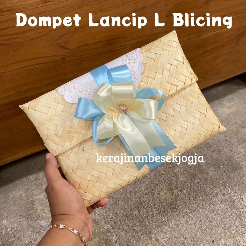 

DOMPET LANCIP L BLICING PITA | dompet anyaman dompet bambu dompet pita dompet souvenir dompet kain dompet jogja dompet cantik