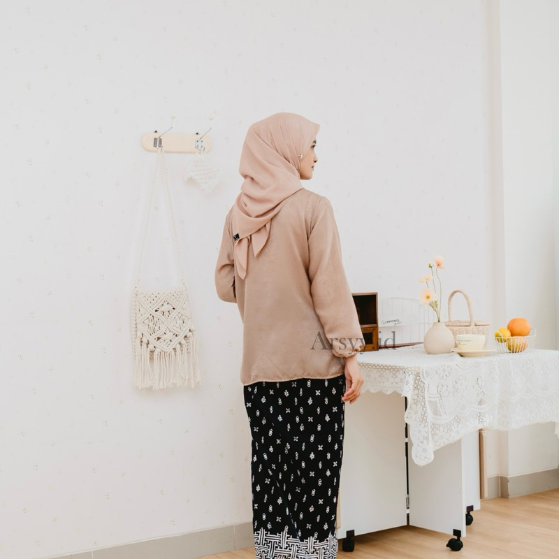 Arsyy.id - Santorini Blouse - Atasan Satin - Oufit Kondangan - Blouse Santorini Silk - Baju