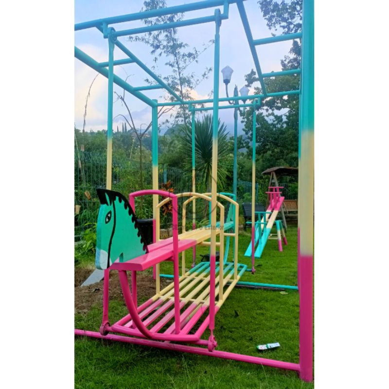 Ayunan Kereta Besi Playground
