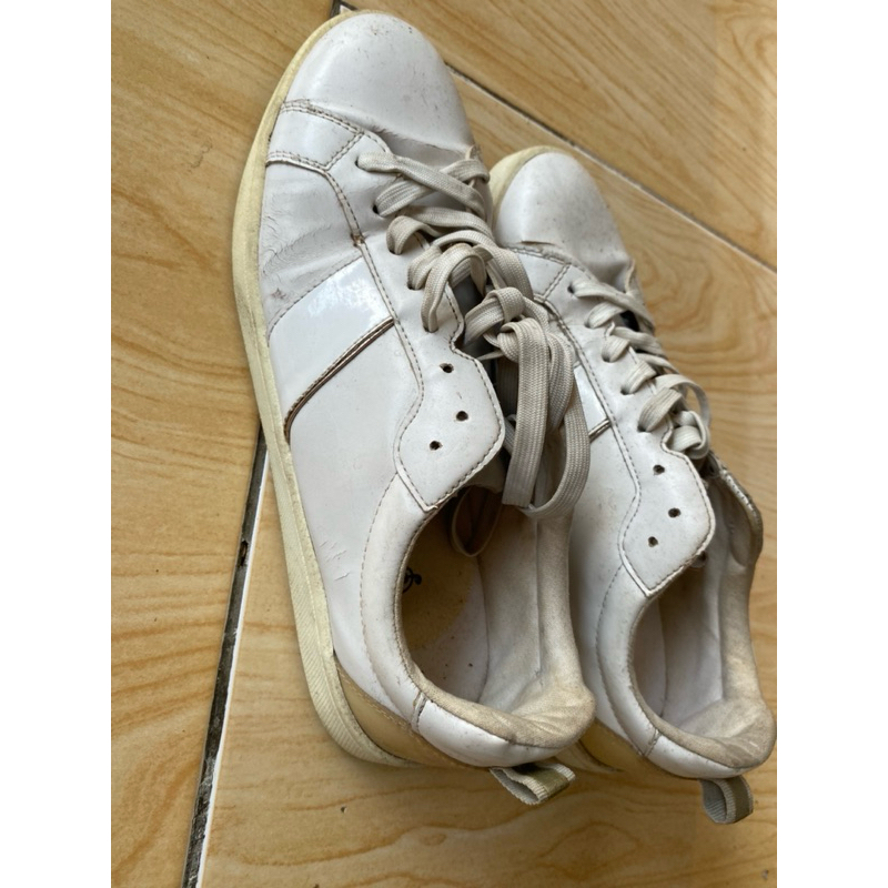 preloved sepatu stradivarius