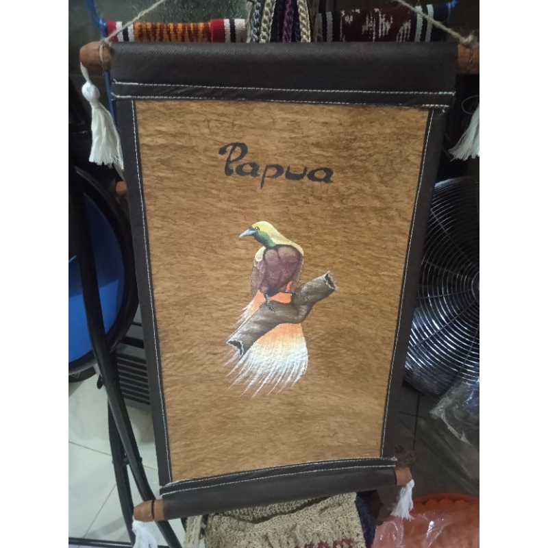 lukisan cendrawasih dari kulit kayu /oleh oleh khas papua