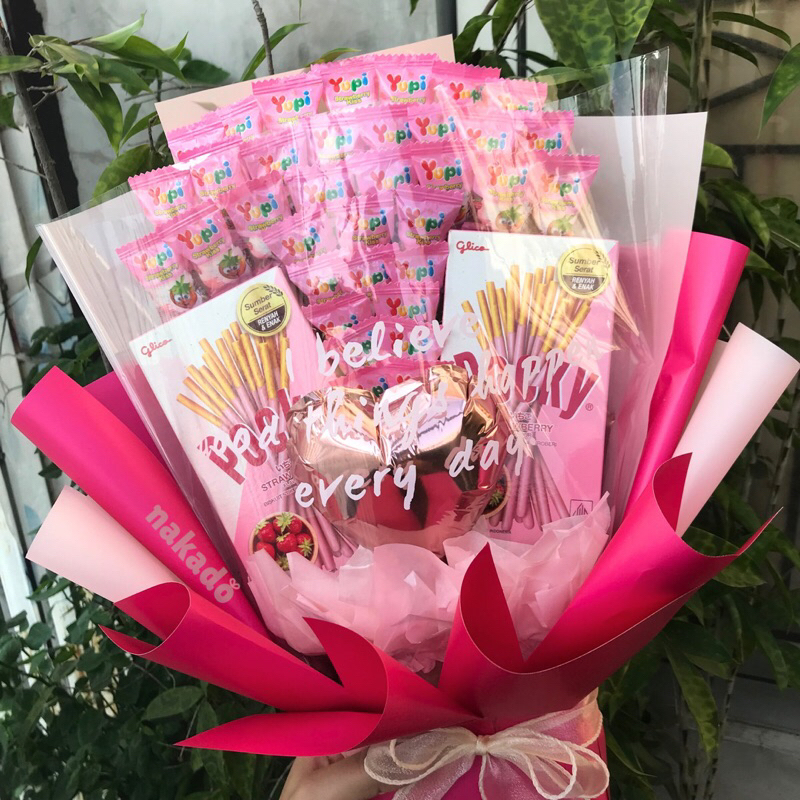 

Bucket pink premium/ Bucket Wisuda/ Bucket Premium/ Bucket Ulang tahun/ Hadiah/ Bucket Yupi/ Pocky