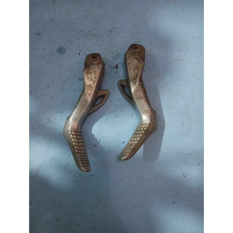 Footstep step pijakan kaki belakang motor suzuki skydrive original