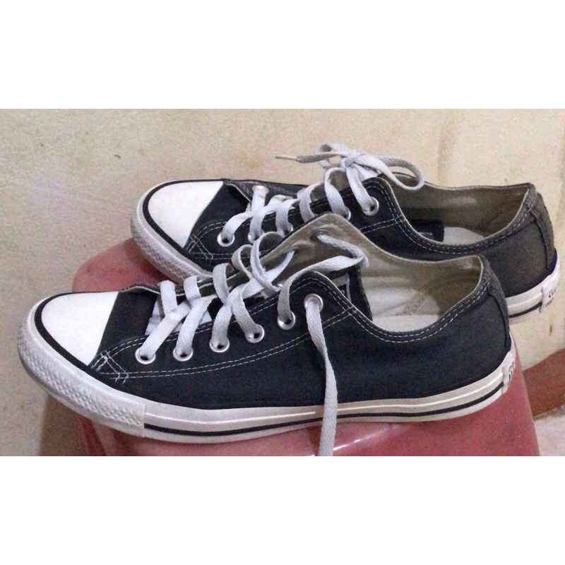 Converse sepatu bekas pakai
