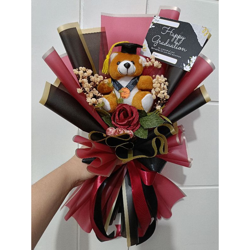 

BUKET WISUDA / BUNGA WISUDA / GIFT WISUDA / HAMPERS WISUDA / WISUDA / GRADUATION / BONEKA WISUDA / KADO