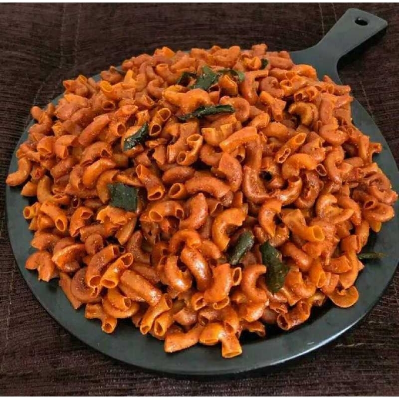 

Makaroni Bantet Pedas Daun Jeruk Makaroni Bantet Chili Oil Kemasan Pouch 250gr