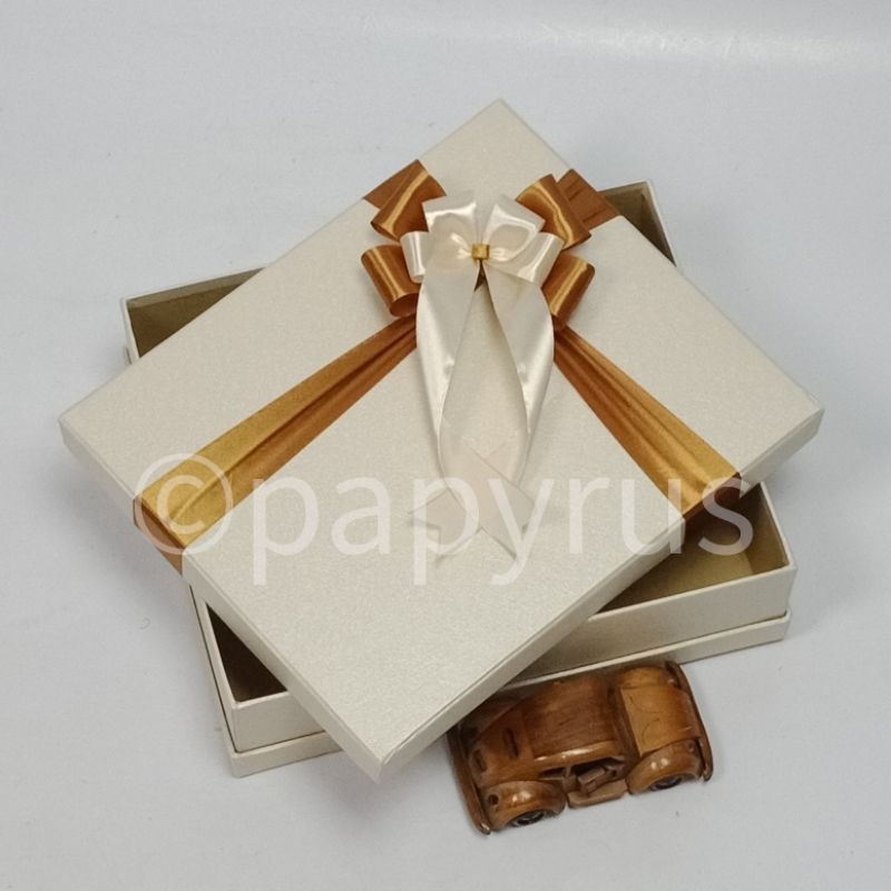 

PAPYRUS Sandwich 25x30 Tinggi 8cm Kotak Kado Gift Box V2