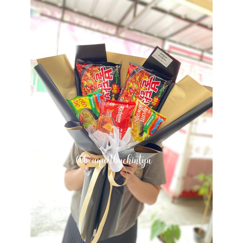 

BUKET INDOMIE MIE INSTANT / BUKET SAMYANG / BUKET MIE INDOMIE CUSTOM / BUKET WISUDA / KADO HADIAH ULANG TAHUN