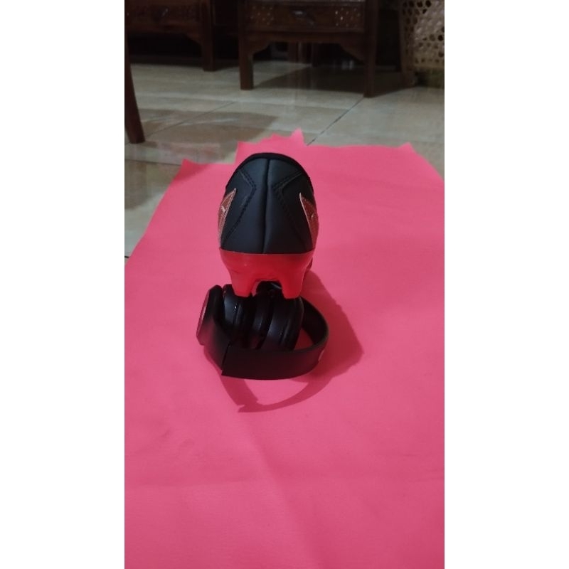 sepatu bola bahan upper kulit