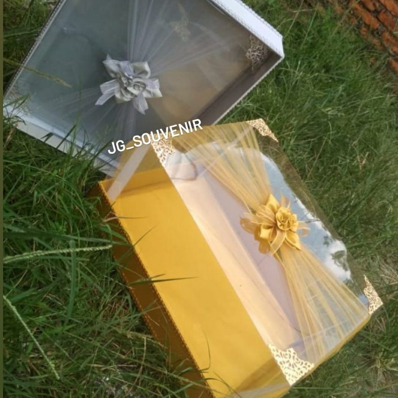 

PAKET INSTAN Kotak Hantaran Seserahan Mika Tinggi Tile Warna Gold Ukuran 4x3x2cm