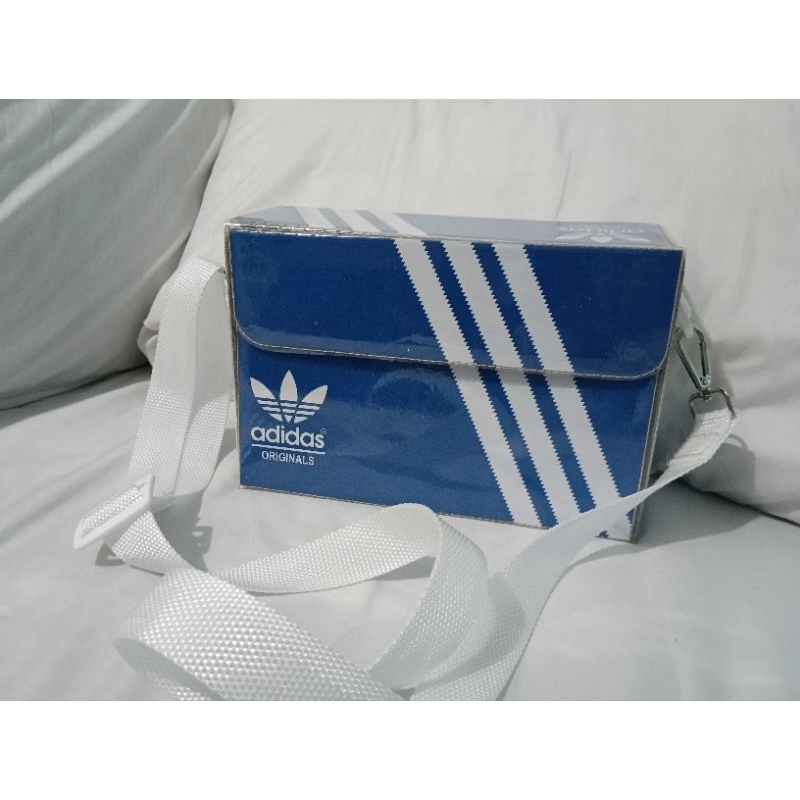 Tas Upcycle kotak sepatu Adidas
