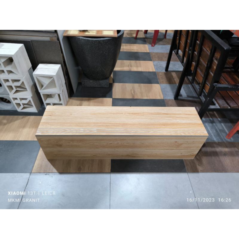 Granit tangga 30x100 20x100 motip kayu enggres