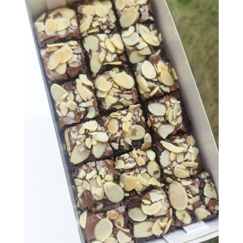 

FUDGY BROWNIES ALMOND / CHOCOCHIPS / ORIGINAL 20*10 18 sekat