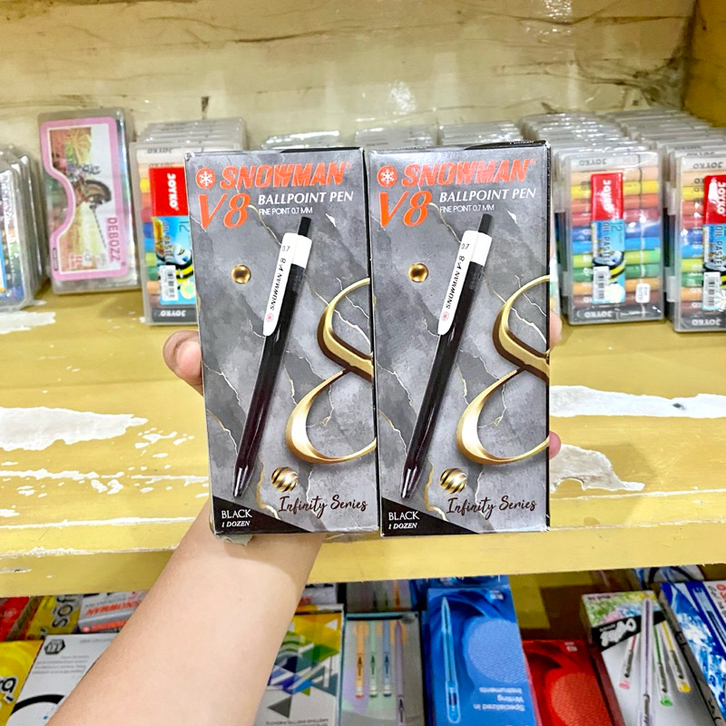 

(12 PCS) PULPEN / BOLPEN / BALLPOINT / BALLPEN SNOWMAN V8 V-8 HITAM 0.7 MM