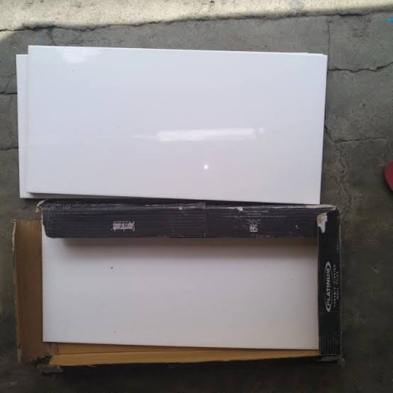 Keramik 30x60 cutting putih polos super glossy Grade A