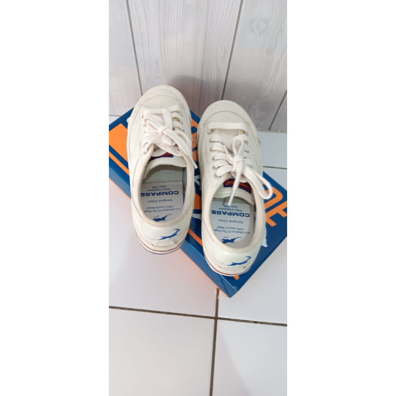 Sepatu Laki compass putih