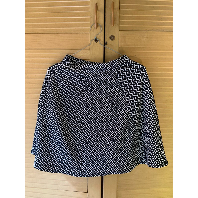 ROK PENDEK HITAM PUTIH