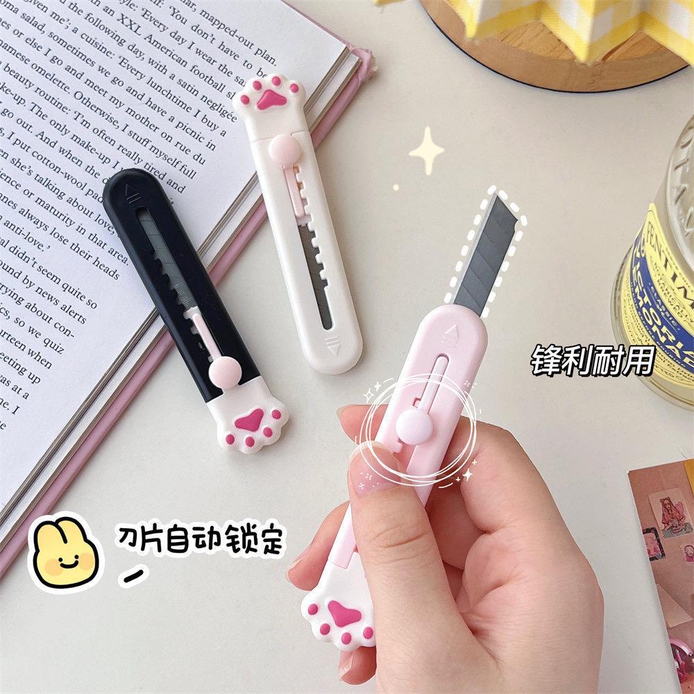

Cutter Mini Portable Motif Paw / Pisau Mini Karakter Kucing Paw / Pemotong Siler Kertas