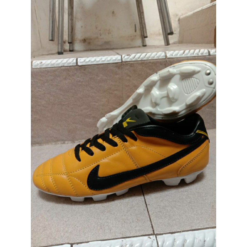 sepatu bola kulit asli