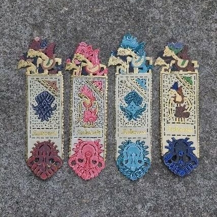 

Pembatas Buku Wayang Kulit Rama Shinta Dengan Tulisan Indonesia